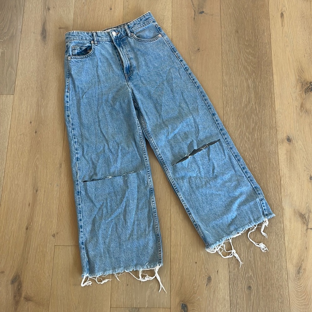 Zara High Waisted Loose Fitting Jeans with Cuts at the Knees